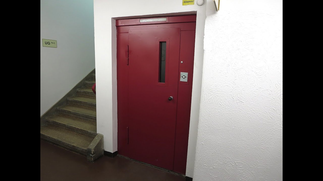 Alter DDR Aufzug von TAKRAF mit manuellen Türen im Rathaus Pankow in Berlin [1080]