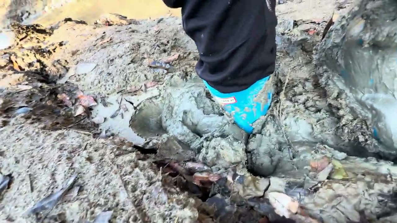 Gross HUNTER in deep sticky mud