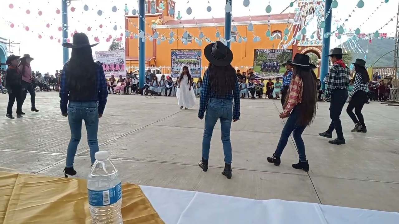 Baile de los alumnos dela escuela telesecundaria el día de clausura 2025