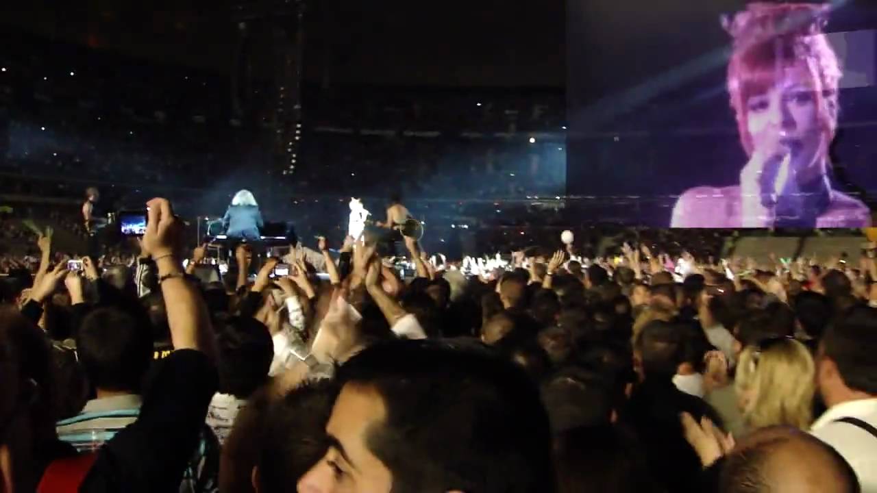 Mylene Farmer Rever + Anniversaire + Laisse le vent emporter tout stade de France 12 9 09 HD