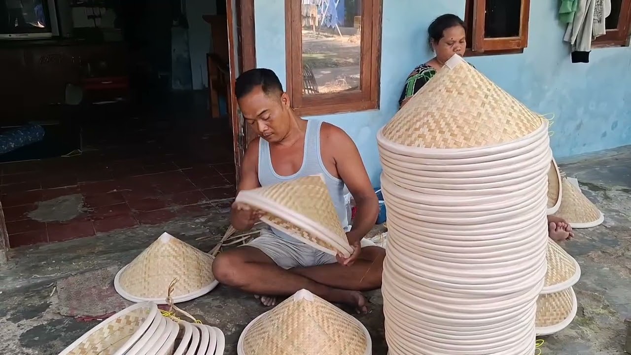 KREATIVITAS WARGA GRUJUGAN DALAM MELESTARIKAN ANYAMAN TRADISIONAL