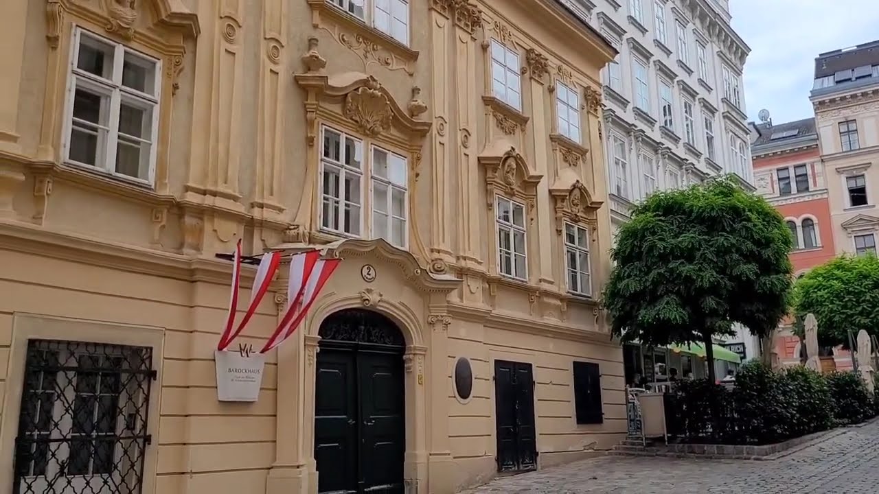 Wien: Sankt-Ulrichs-Platz, Katholische Kirche St. Ulrich (Maria Trost)