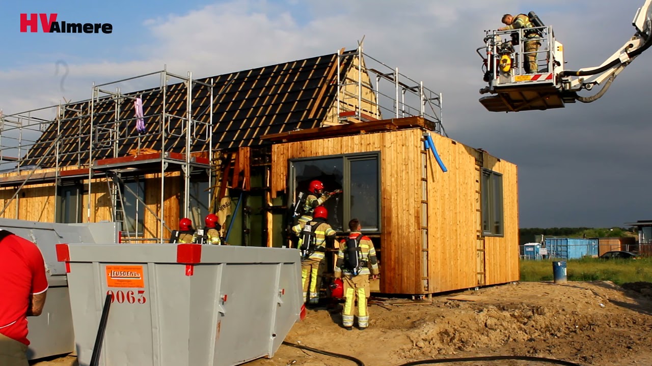 Nieuwe woning door brand zwaar beschadigd in Oosterwold
