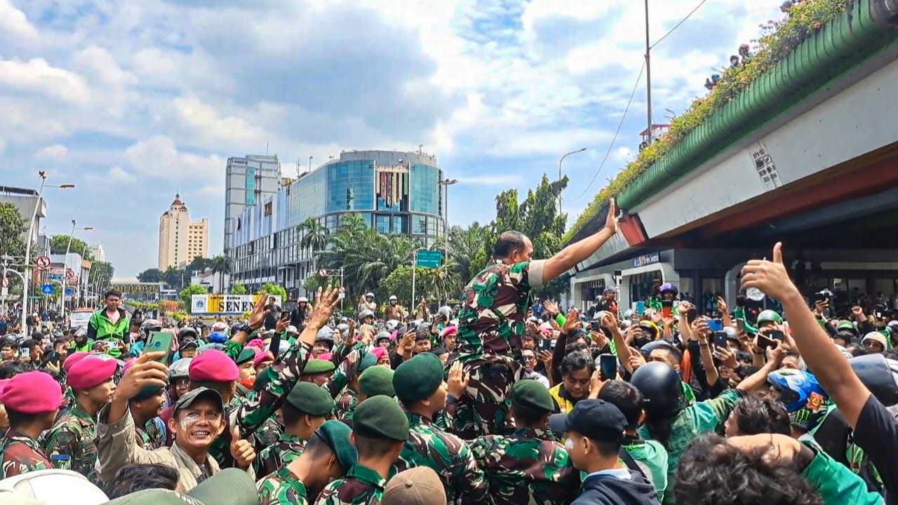 Momen Haru TNI Turun Di Tengah Untuk Meredam Amarah Masa