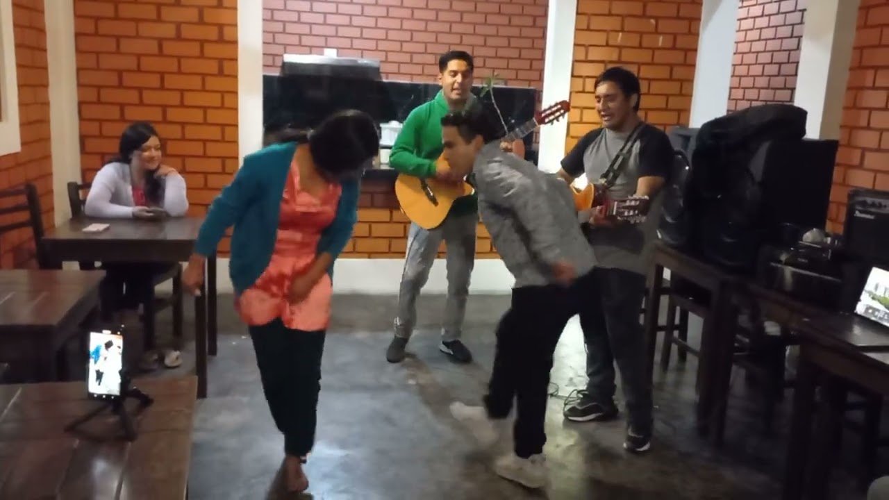 En inicios haciendo música..con los amigos..espero les guste este temita.Musical.Amigos y amigas..