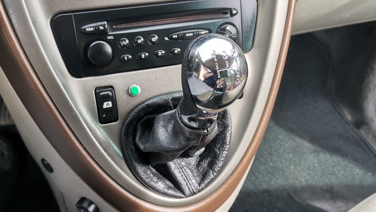 Gałka zmiany biegów w samochodzie Citroën Xsara Picasso.