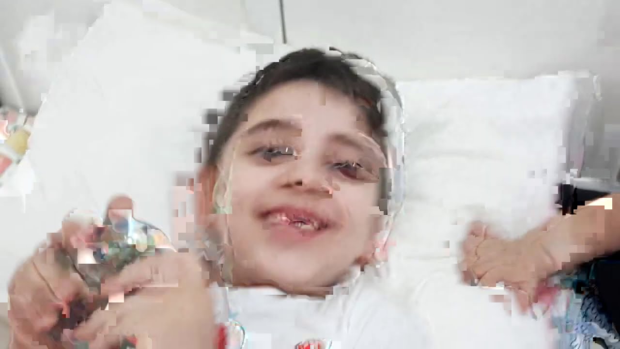 Efe renkli yara bantlarını kullanarak annesine şaka yaptı.