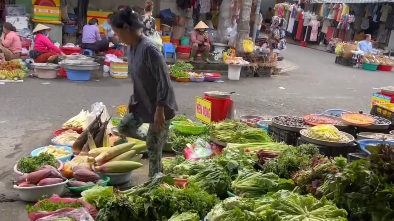 🇻🇳 Inside a Traditional Saigon Market &ndash; Real Vietnam Life!