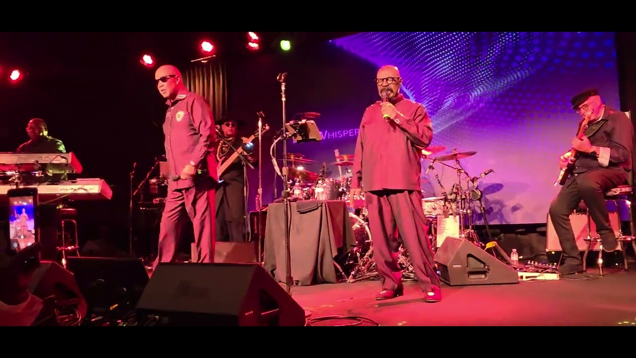 Группа The Whispers исполняет песню &laquo;Lady&raquo; в концертном зале The Birchmere в Александрии, штат Ви...