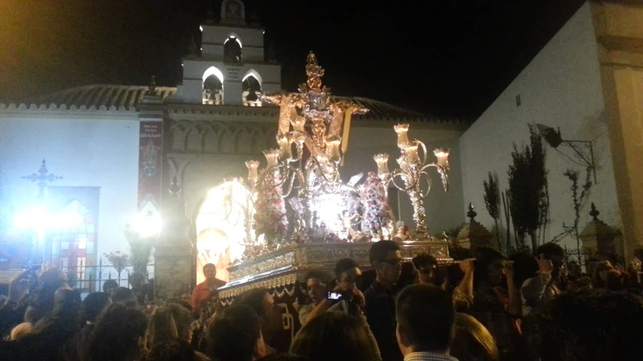 Salida de la Cruz de la calle la fuente en rociana con presentacion al pueblo