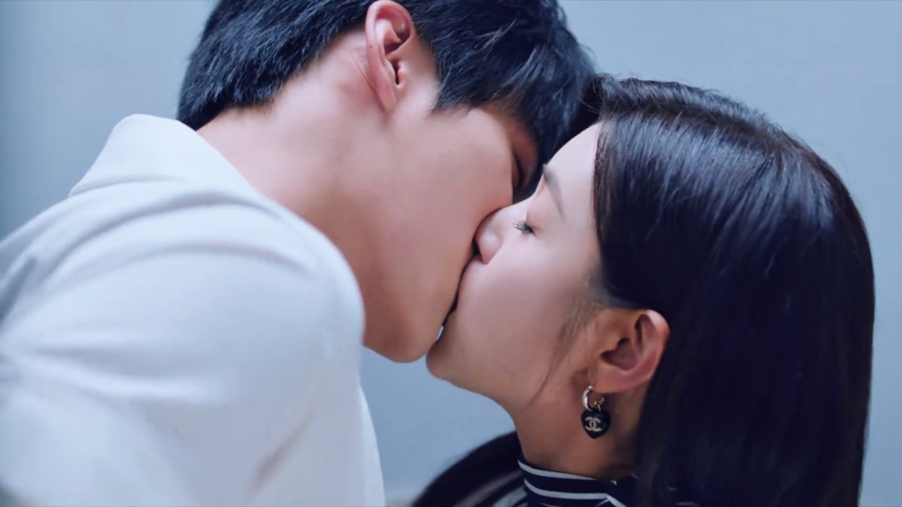 【狙击蝴蝶】😍李霧與姊姊試衣間熱吻，吻到不知天地為何物！🦋#狙击蝴蝶 #周柯宇 #陈妍希 #最新電影#愛情電影