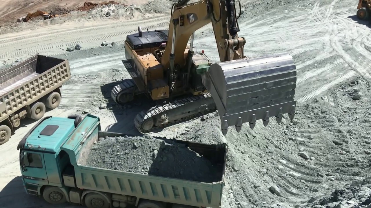 Caterpillar  385C Excavator Loading Trucks