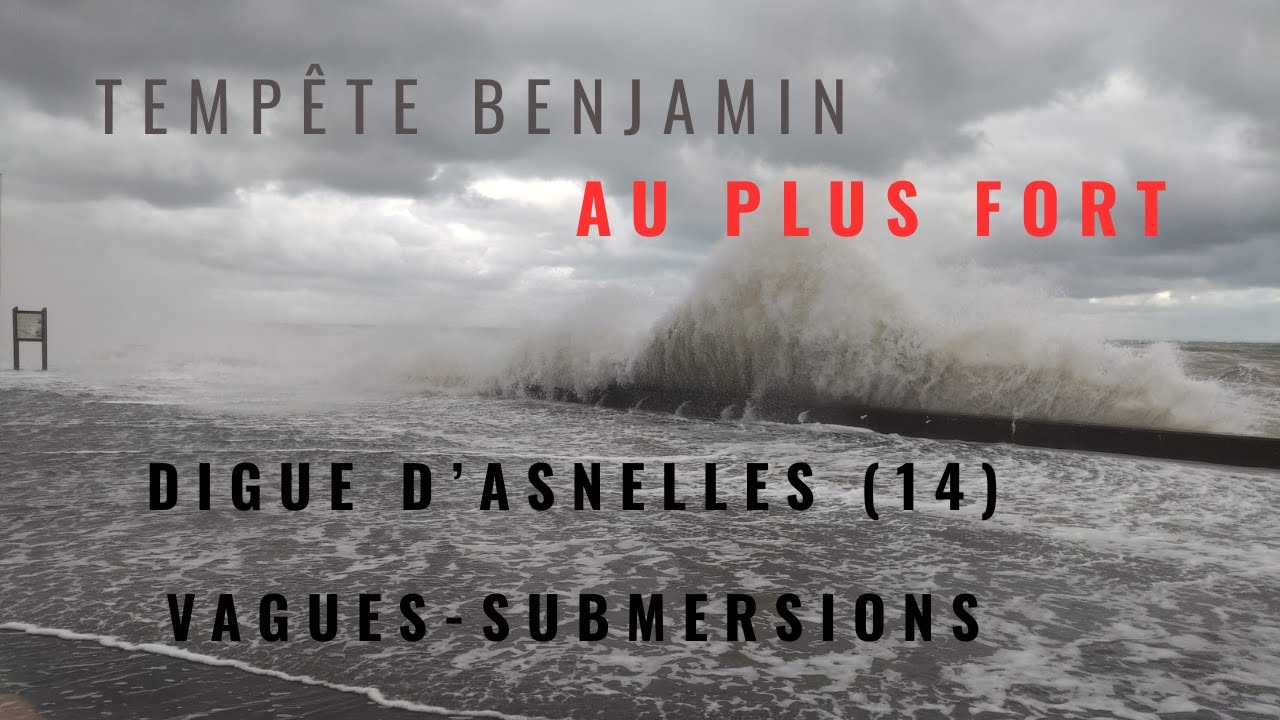 Submersions, au plus fort de la tempête Benjamin sur la digue d'Asnelles (Calvados)