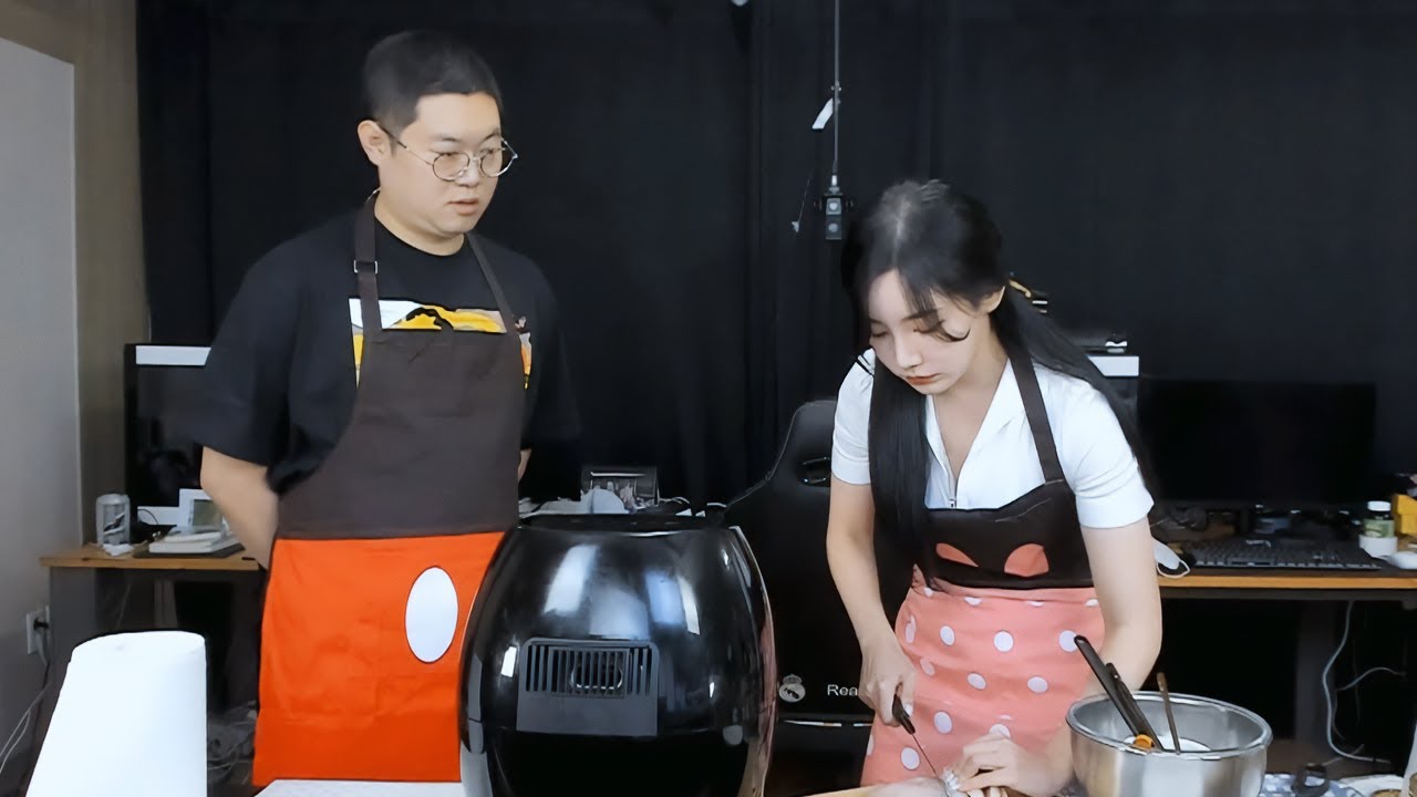 감스트 민선이가 밥해주러 왔네요..