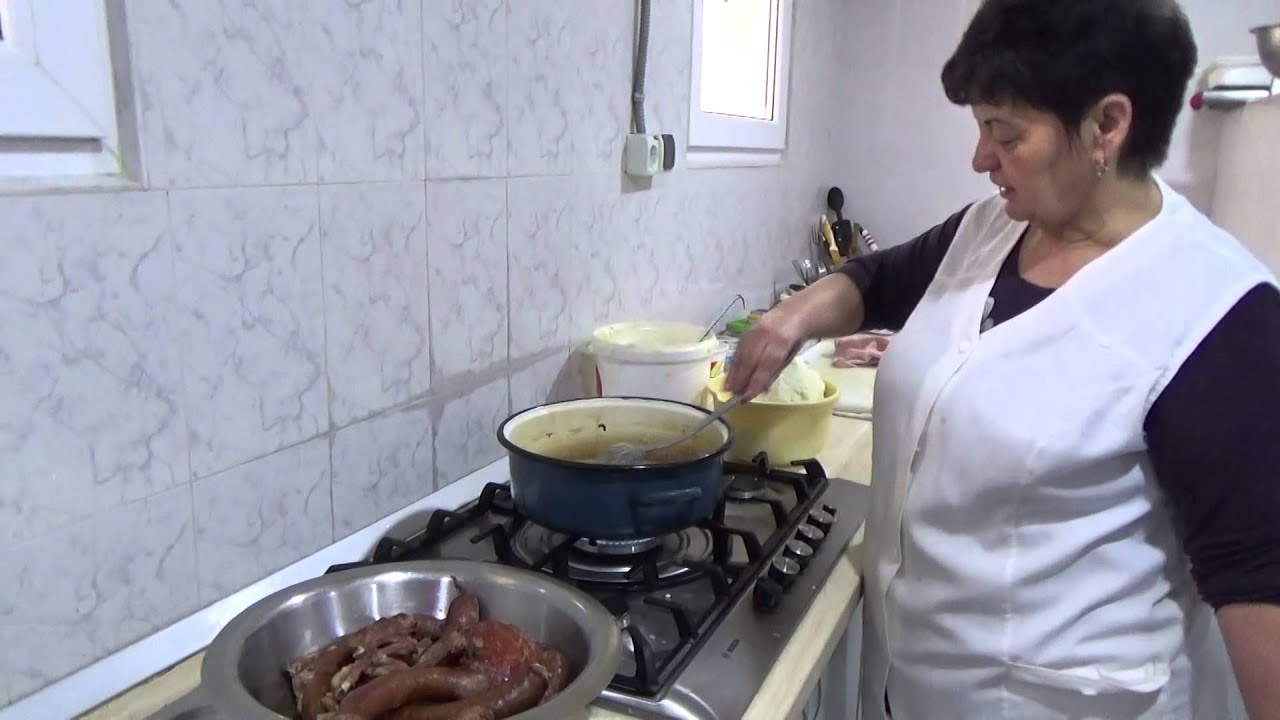 Preparatul traditional ”Musai” la Pensiunea Domnika din Caseiu-Cluj