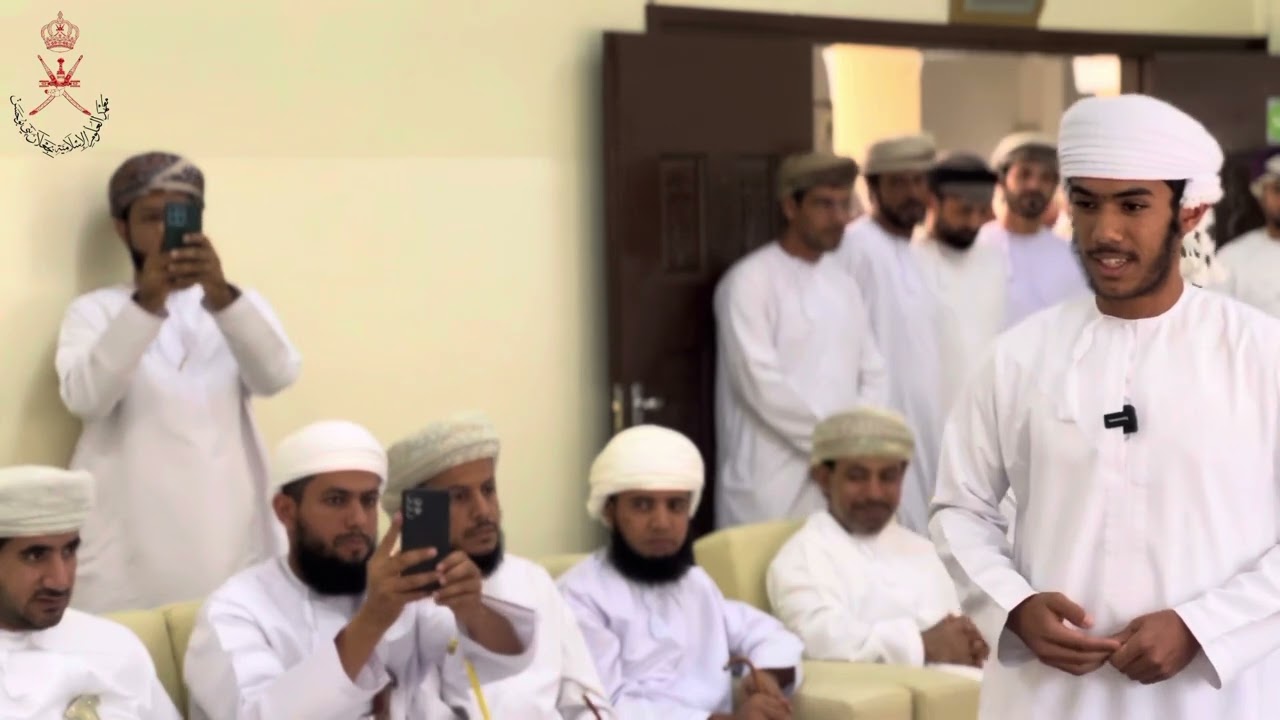 ‏الطالب اليمان الحبسي يلقي قصيدة ترحيبا بالشيخ كهلان بن نبهان الخروصي بمناسبة زيارته للمعهد