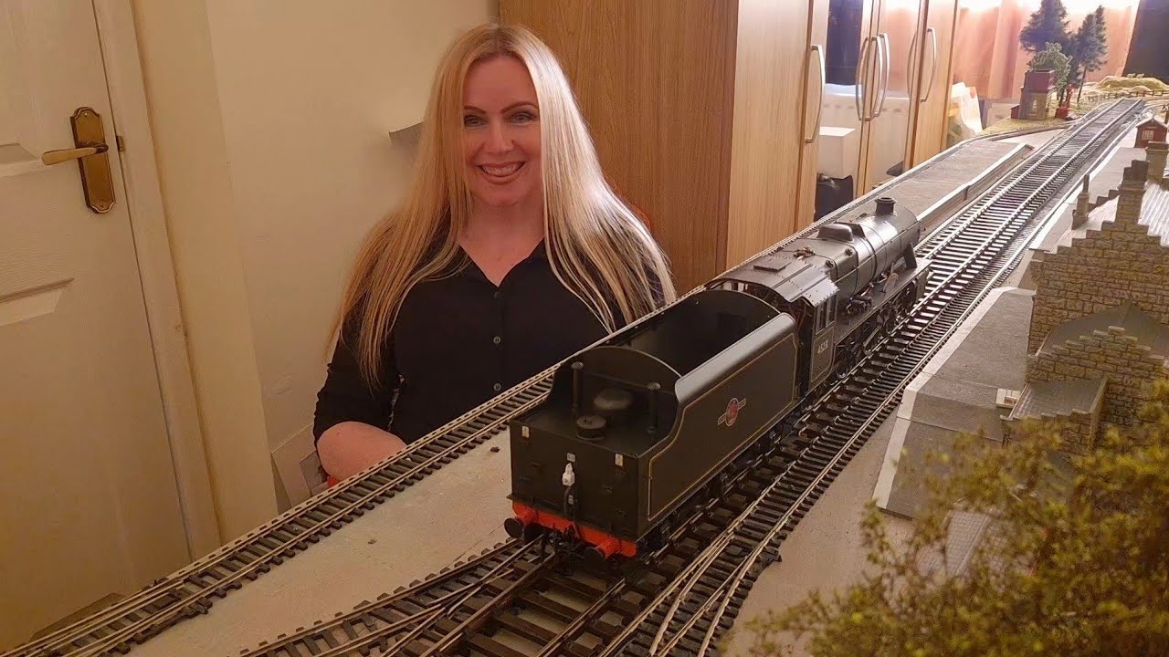 O gauge Sherwood Forester by Ellis Clark gets a small test run on the Grosland model railway