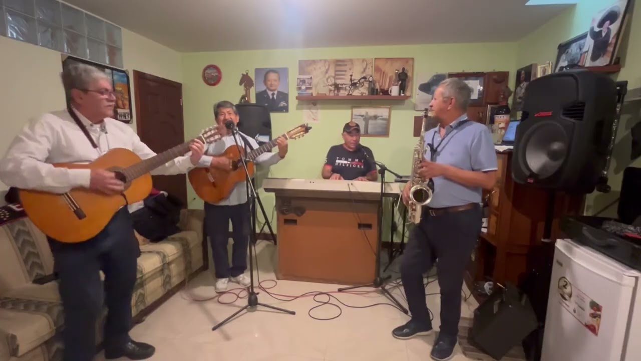 Mix de sanjuanitos, Juyayay, corazón equivocado, cantando como yo canto y celeste, muy alegres. 