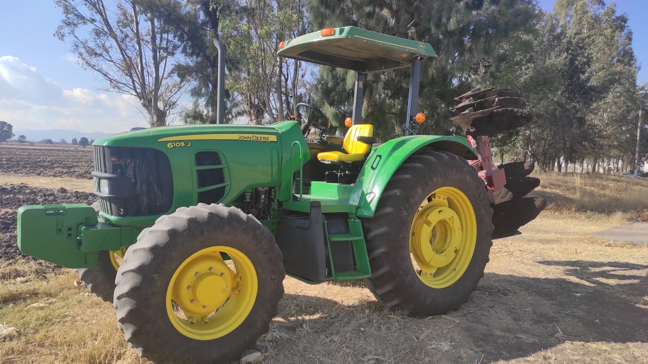 Preparación de tierra. Barbecho con arado de 3 rejas internacional.