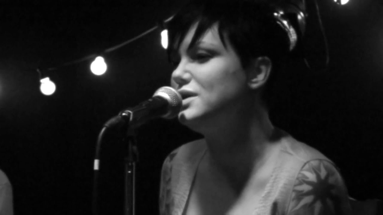 Sara Löfgren Maskrosor live Söderport cafe´ i Kalmar
