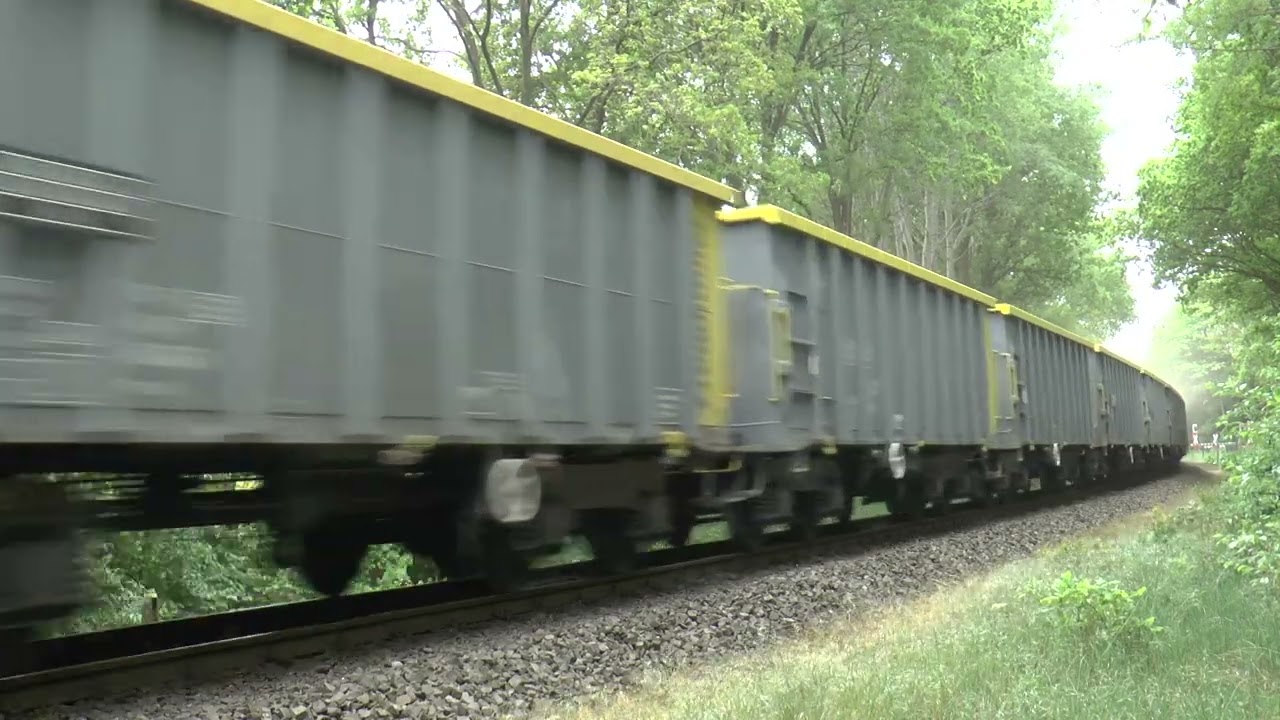 Freightliner DE 561 03 mit leeren Baustoffzug aus Ahlhorn richtung Oldenburg im Mai 2020