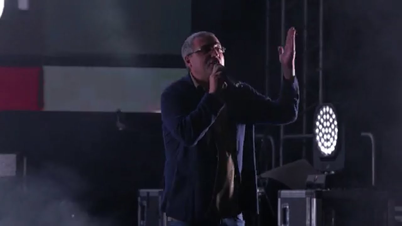 Karaoke la Bălți: Renato Usatîi a cântat live pe scenă