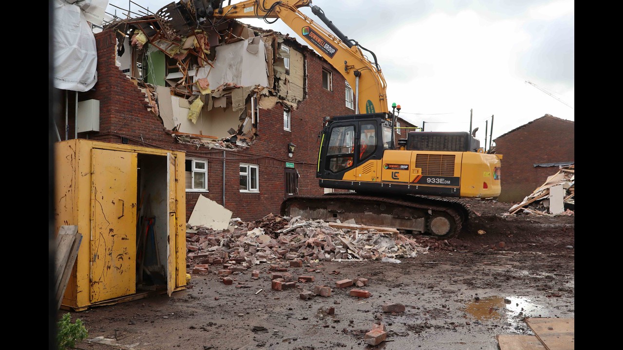 30 ton digger Demolition a building in Sutton South London on 16/02/2026 Day 4