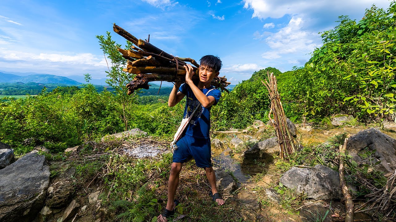 🪵 Orphan Boy Gathers Firewood and Hunts Mountain Crabs for a Meal