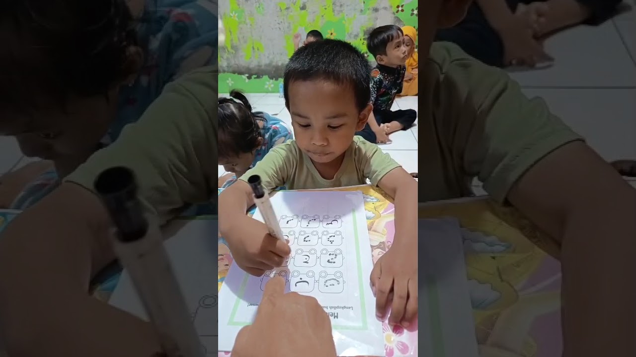 Kegiatan anak anak kelas KB melengkapi huruf  yang kosong