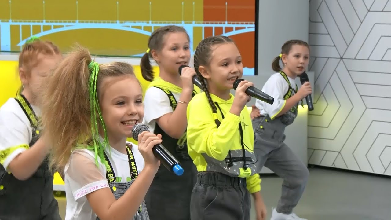 Номер «Маму огорчать не надо» от группы «Селфи» музыкального центра «Волшебный микрофон»