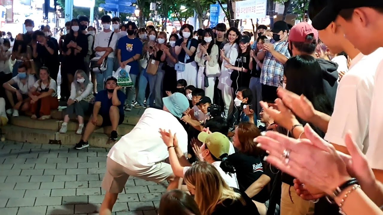 THURSDAY. SHINHWA, YU KAGAWA & HYOJIN. EXHILARATING INTERACTIVE HONGDAE BUSKING.