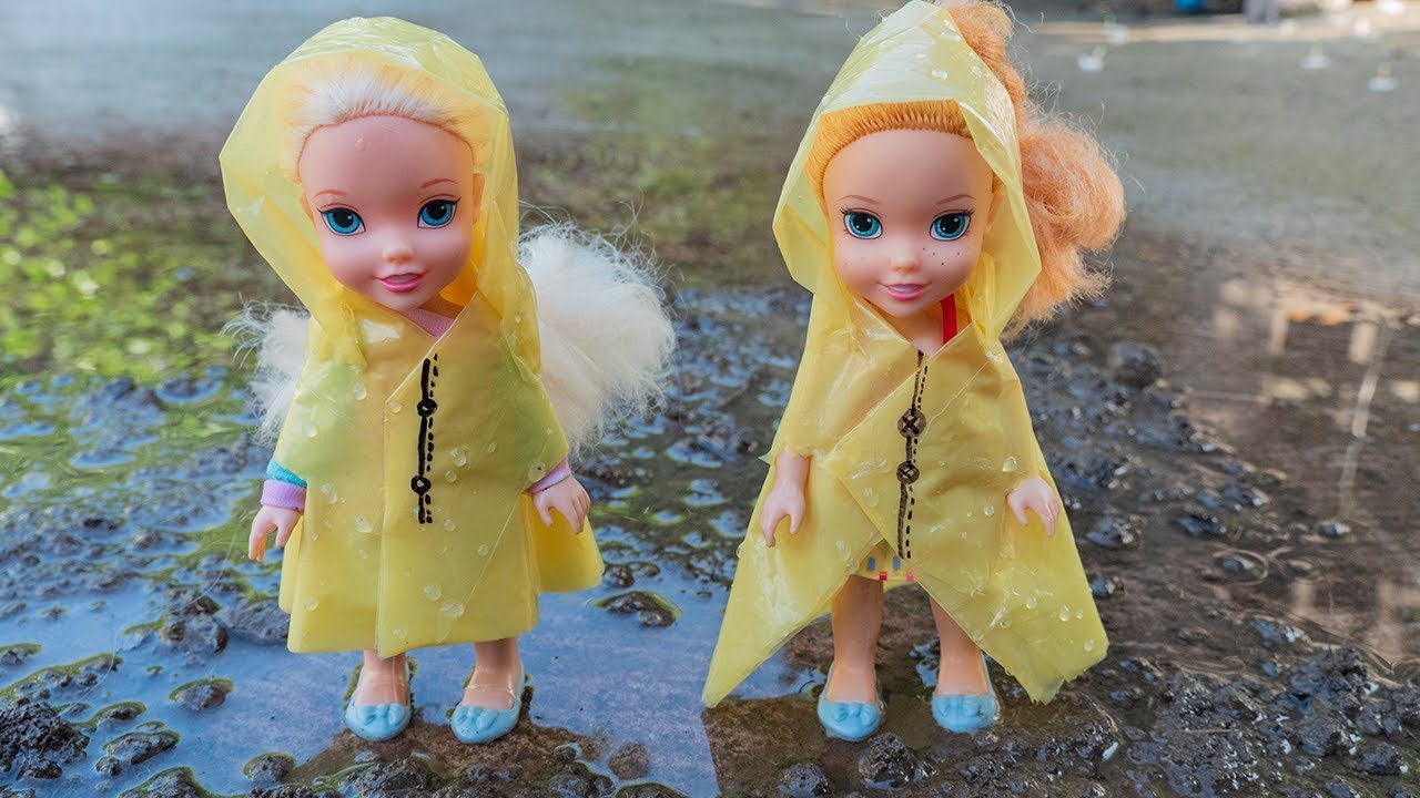 RAINY DAY Elsa & Anna Playing in the rain!!