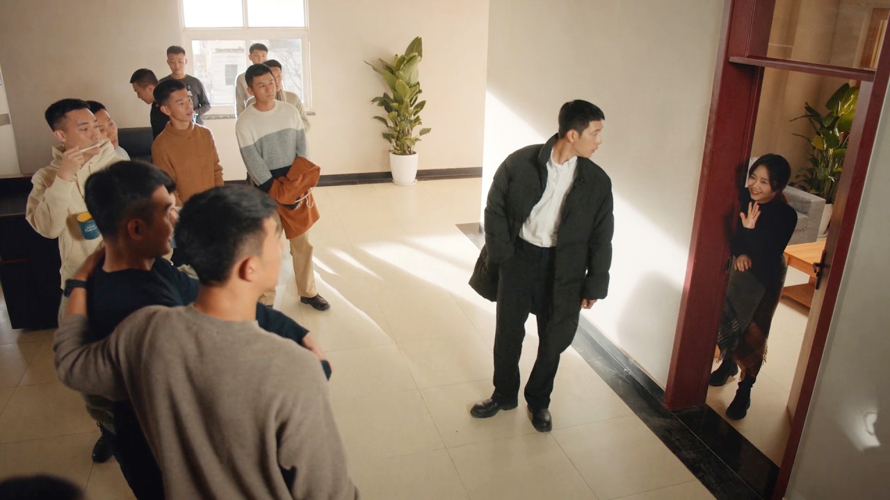🌞【MOVIE】單身10年的帥警察竟帶女朋友回宿舍，兄弟好奇來圍觀，灰姑娘瞬間害羞了 #中國電視劇 #甜寵 #归路 #RoadHome #井柏然 #谭松韵