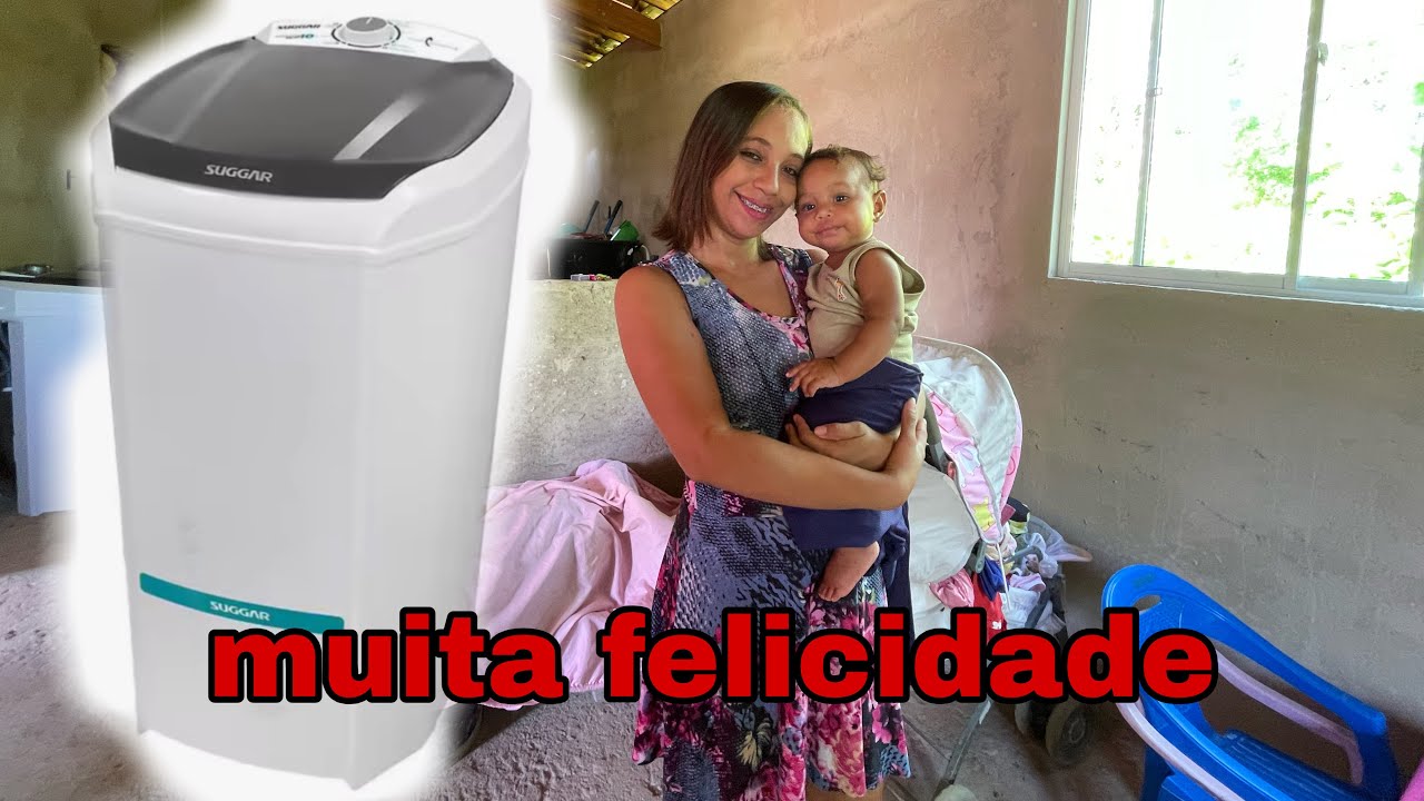 mãe de 24 anos Aline￼ ficou muito feliz pelo tanquinho que ganhou de presente ￼