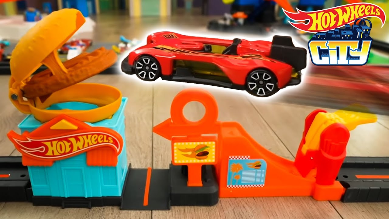 Ultimate Garage Crew costruisce le piste più forti! 🔧 I momenti più epici! @HotWheelsItalia