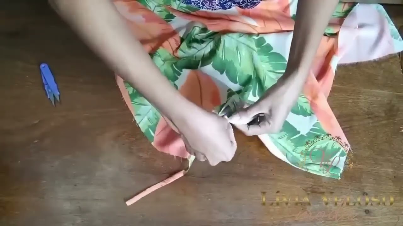 Vestido longo com decote na cintura. DIY  Molde no site