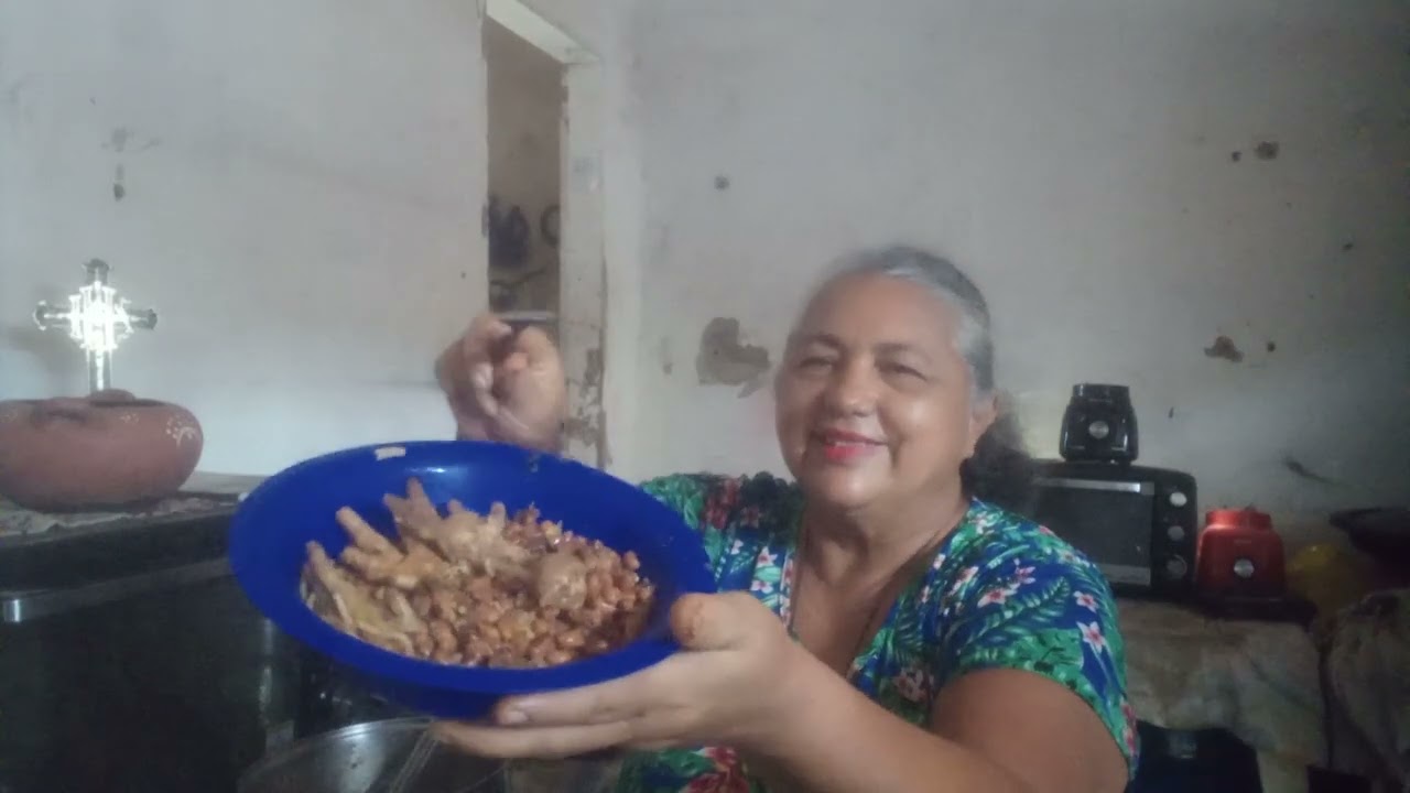 O almoço de hoje foi feijão de corda com pé de galinha e pescoço ficou uma delícia faça em casa 