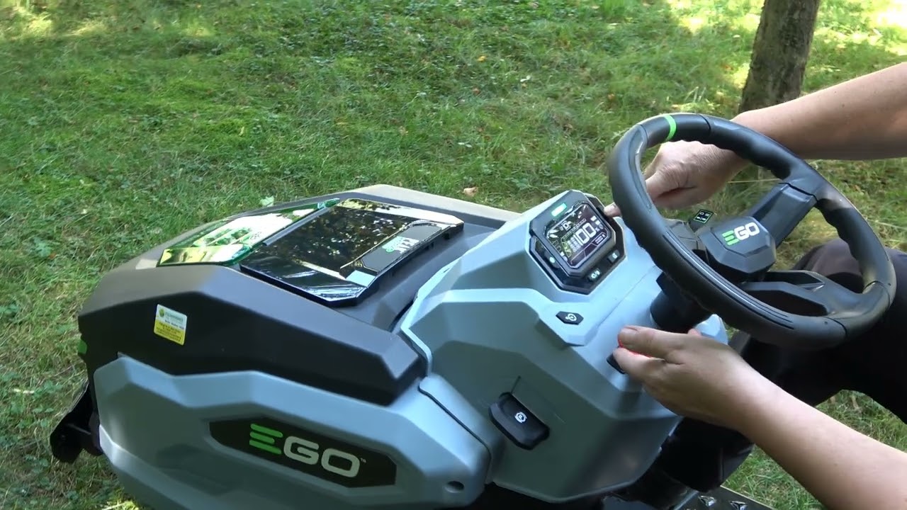 EGO Heckauswerfer-Aufsitzmäher TR3801E-B EGO Akku-Rasentraktor ausführlich vorgestellt und getestet.