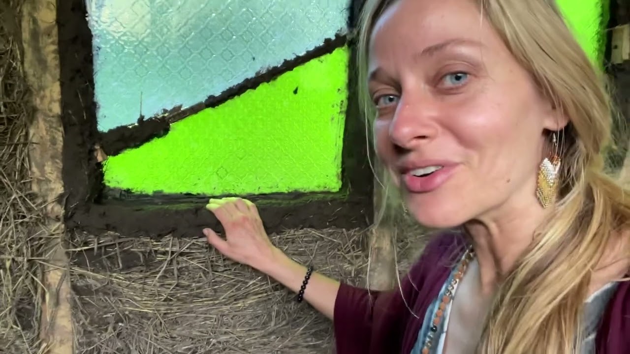 Erica builds a house out of mud and straw! (Light Clay Straw - Natural Building technique)
