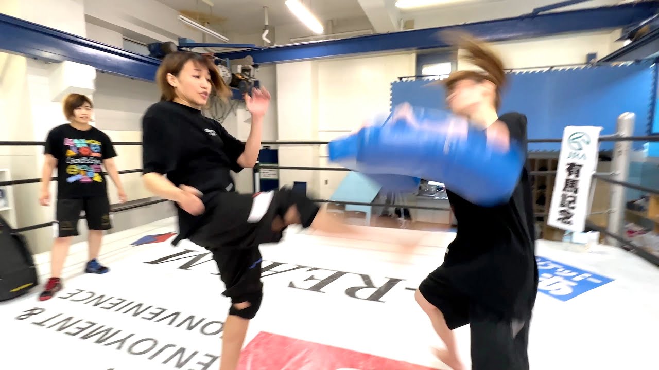 【スターダム】鹿島沙希が得意のミット打ちで華麗なキックを魅せる動画【STARDOM】