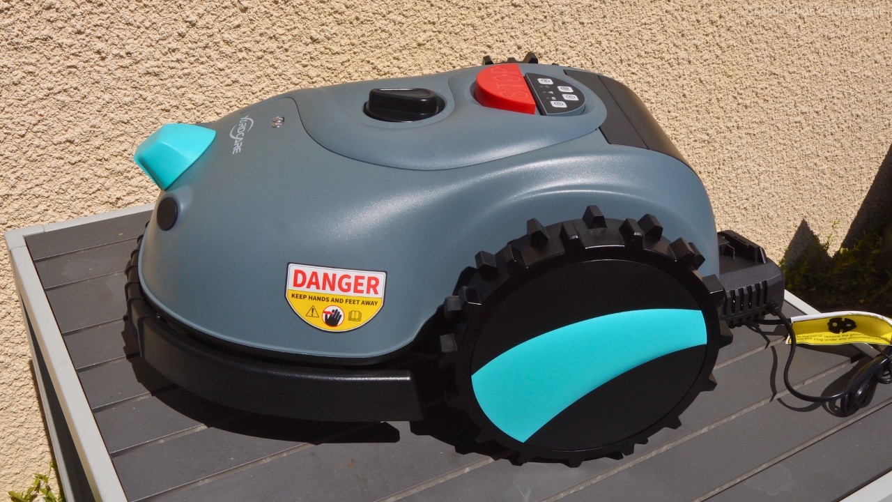 Le robot tondeuse peut-il vraiment remplacer la tondeuse classique ? Test Yardcare V100