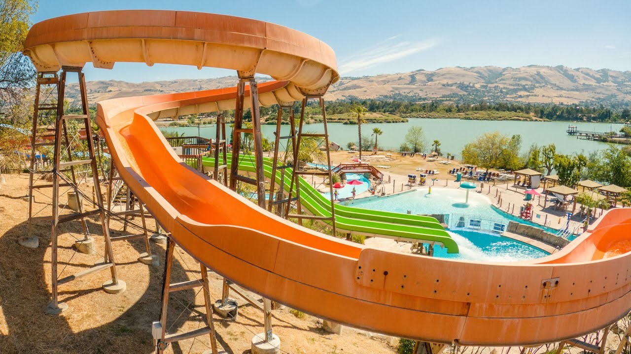Retro Water Slides WITH A VIEW! Raging Waters San José - Serpentine Slides