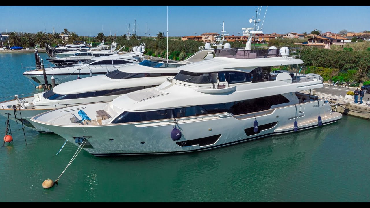 2016 Ferretti Custom Line Navetta 28 for Sale Italy