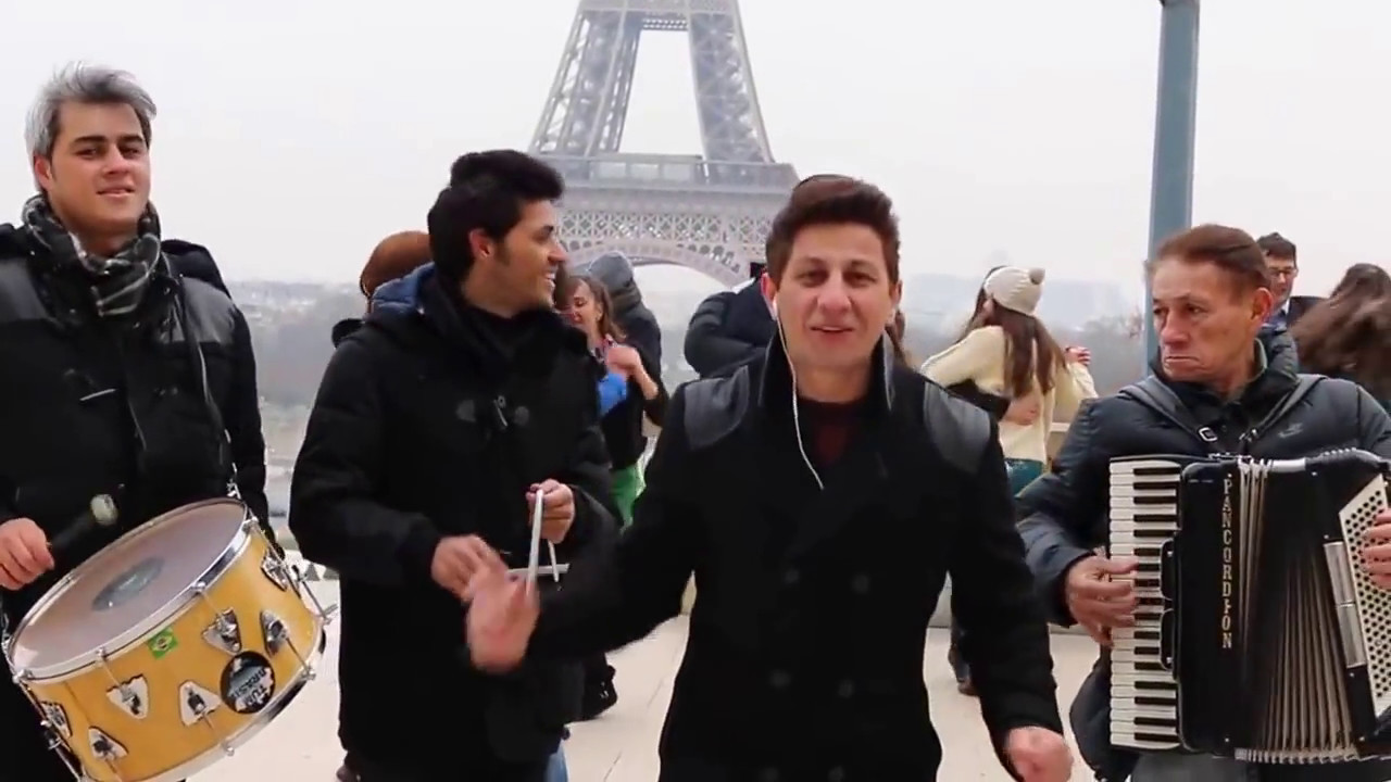 Colo de Menina - Banda Rastap&eacute; - Paris Euro Tour - Flashmob forr&oacute; - torre eiffel