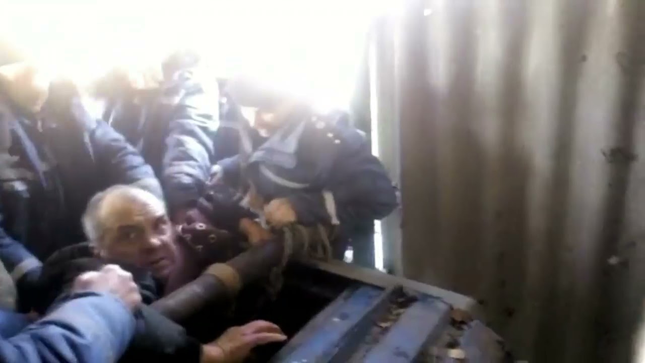 Роменські рятувальники дістали чоловіка з 17-метрової криниці