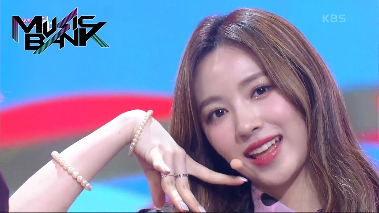 Cherry Bullet(체리블렛) - Follow Me(라팜파)  (Music Bank) | KBS WORLD TV 210122