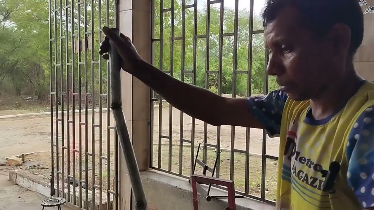 Ensinando como consertar um carro de mão 