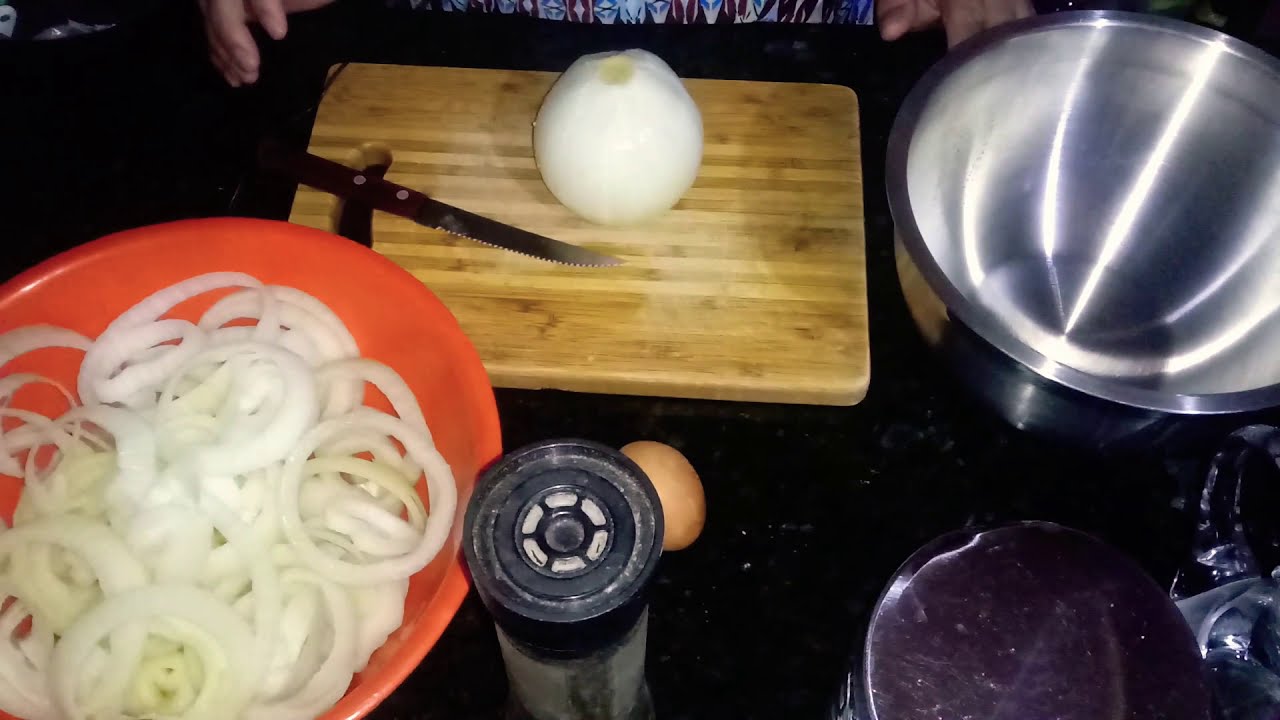cebola empanada com farinha de trigo e água