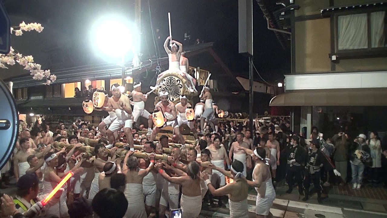 飛騨古川祭 起し太鼓 宵の街中を練り歩く 2024
