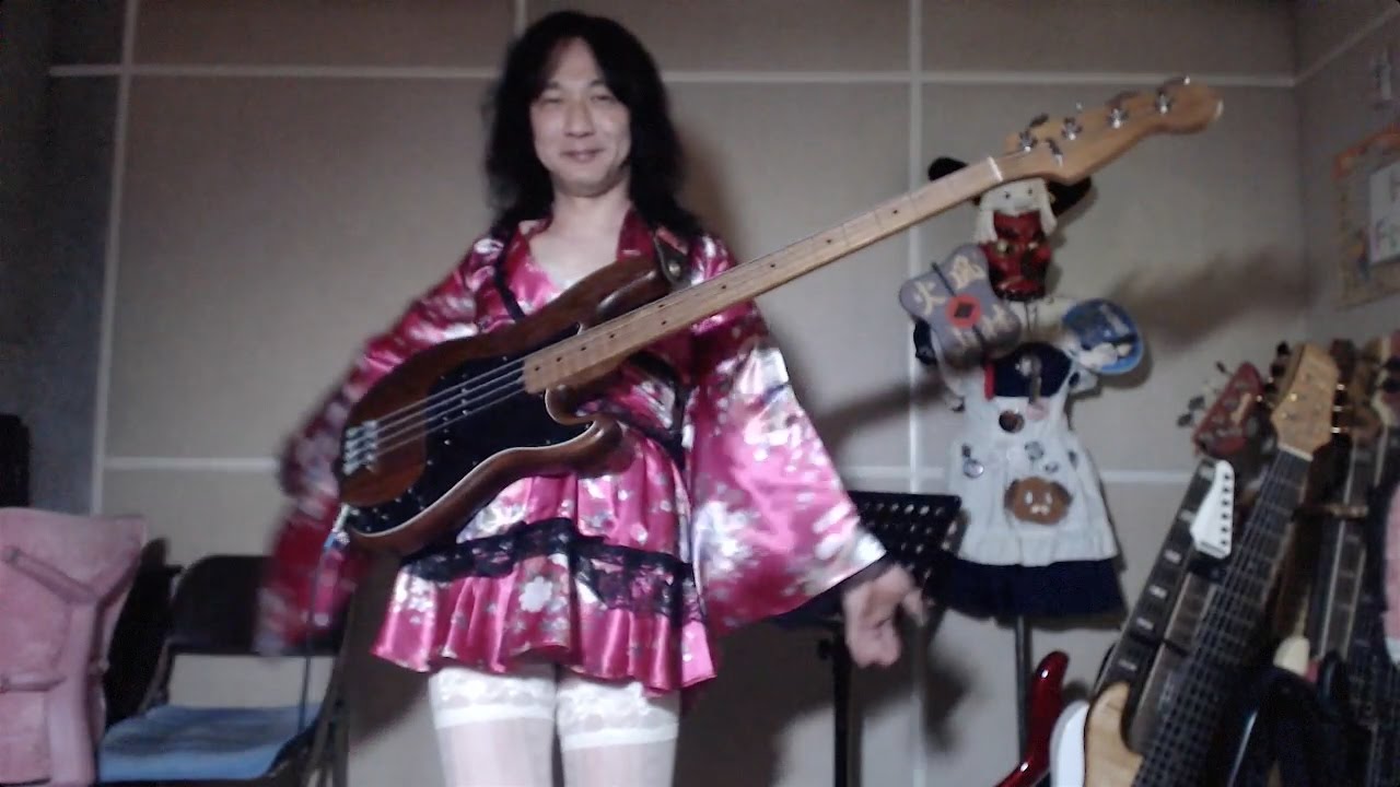 可愛い女の子が打打打打打打打打打打をベースで叩いてみた